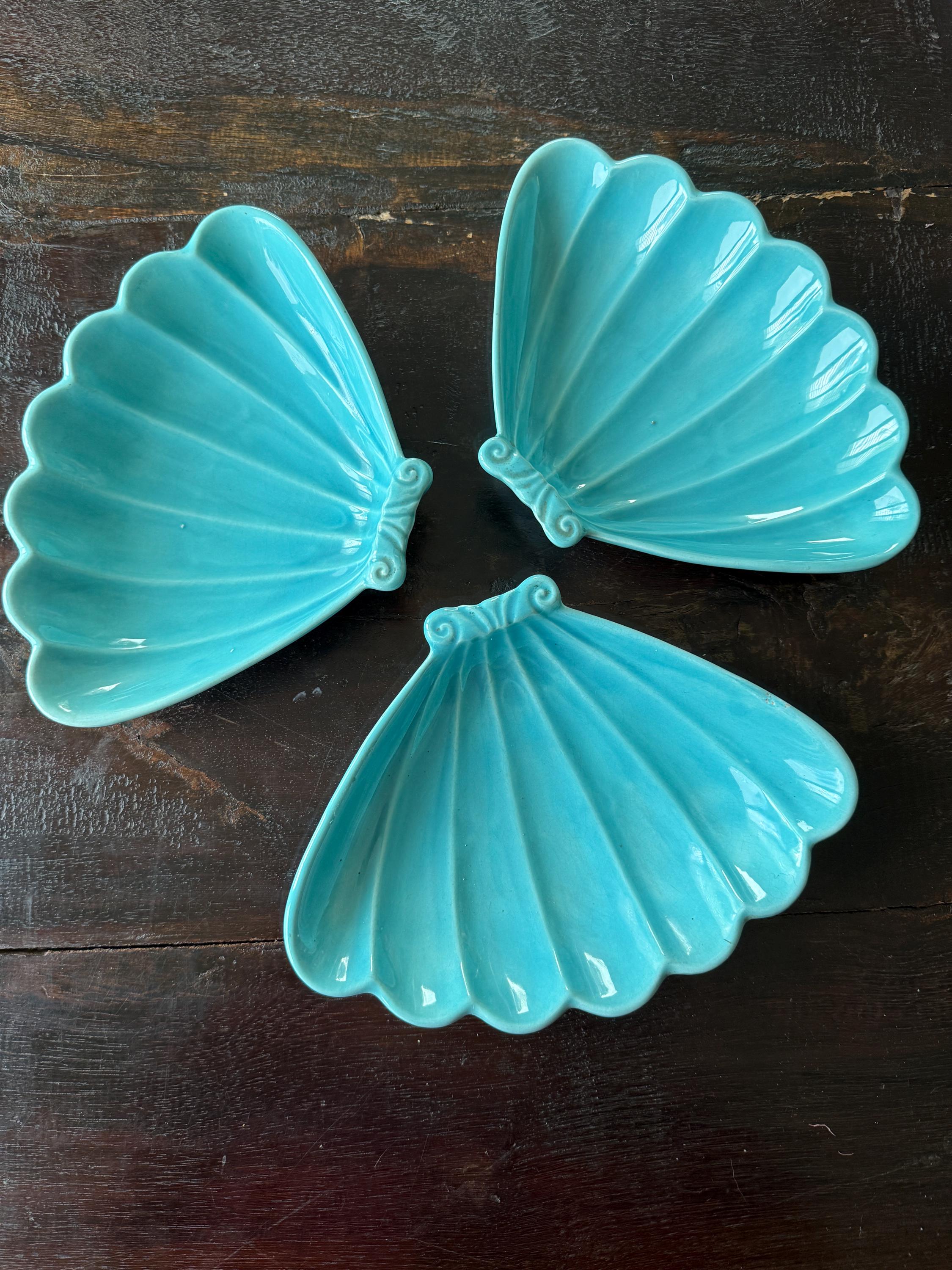 Vintage California Pottery Shell Servers – Set of 3 – Turquoise Glazed USA L70 – 1950s Mid Century Coastal Decor