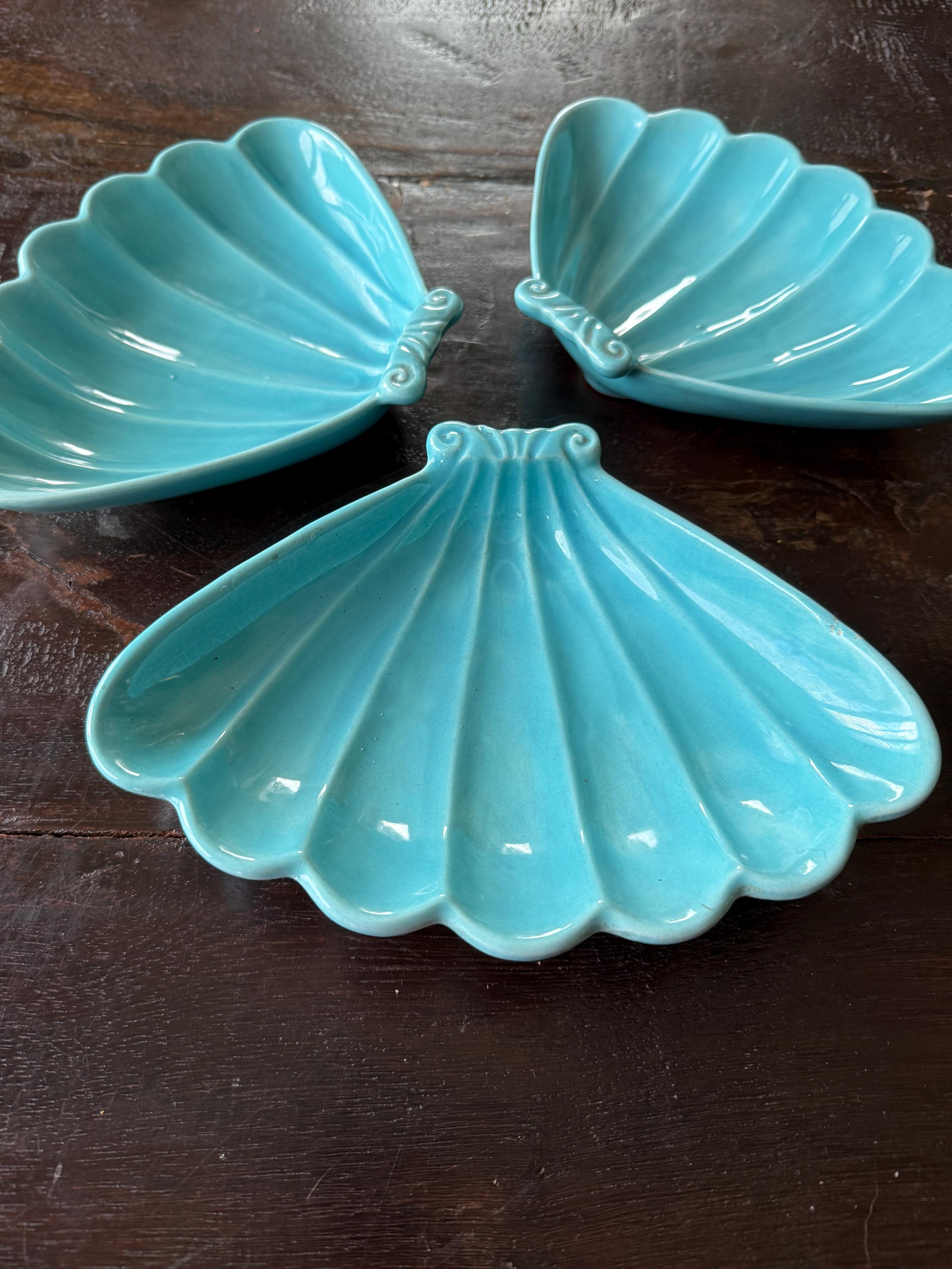 Vintage California Pottery Shell Servers – Set of 3 – Turquoise Glazed USA L70 – 1950s Mid Century Coastal Decor
